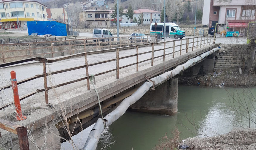 Kaleardi Koprusu Bayburt Kent Konseyinin Gundeminde Iki Arac Ayni Anda Gecemiyor1
