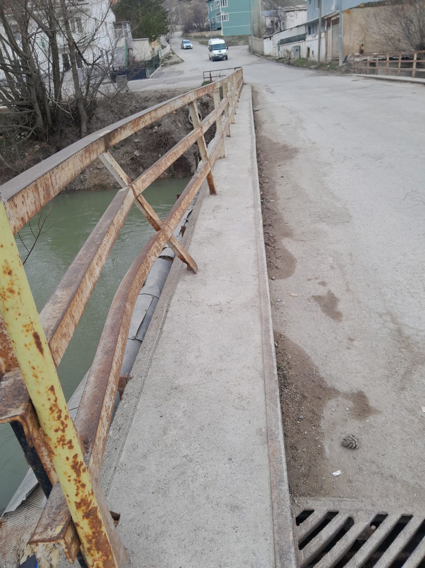 Kaleardi Koprusu Bayburt Kent Konseyinin Gundeminde Iki Arac Ayni Anda Gecemiyor2