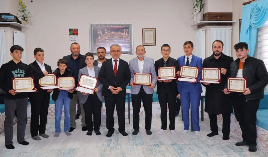 Bayburtta Kuran Kursu Ogrencileri Hafizlik Belgelerini Aldi1