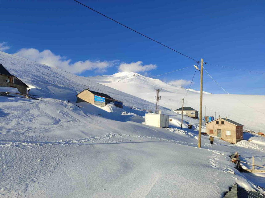 Saricicek Yaylasinda Korku Dolu Anlar Ayilar Evlere Girdi Koyluler Yol Bekliyor1