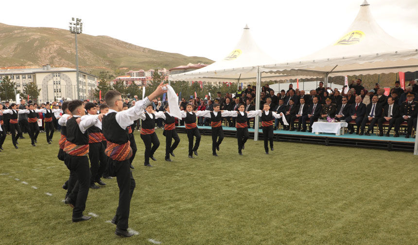 19 Mayis Bayburtta Renkli Gosterilerle Kutlandi1