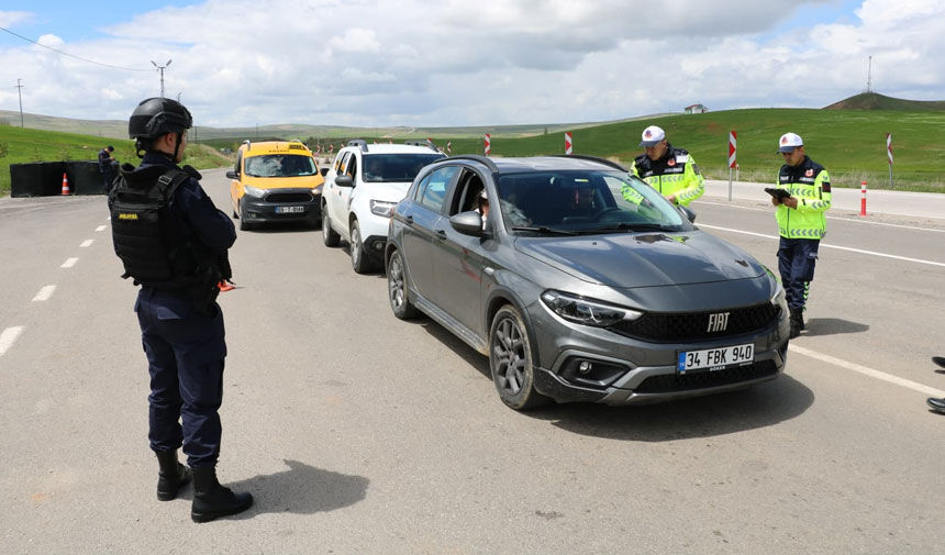 Bayburtta Bayram Oncesi Siki Denetim Jandarmadan Yol Kontrolu1