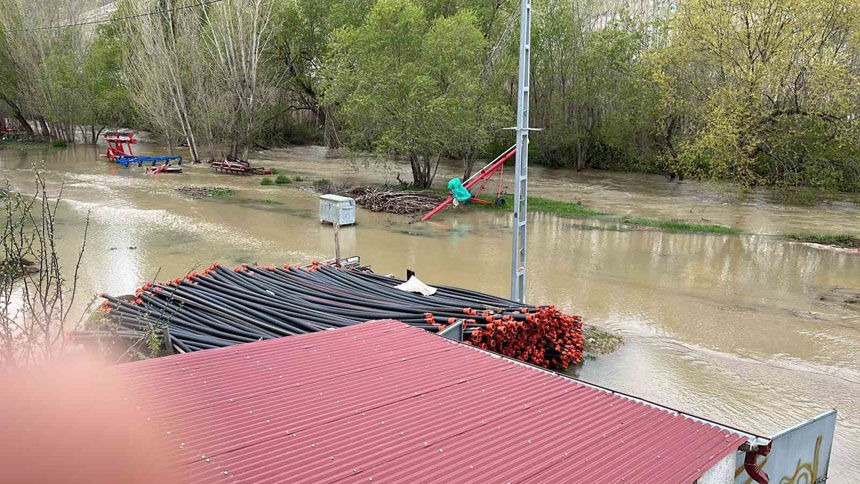 Kar Sulari Ve Yagmur Birlesti Bayburtta Dere Yatagindan Tasti1