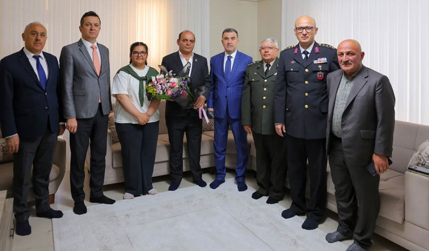 Sehit Kazim Yazarin Ailesine Ve Gazi Selami Koksala Bayram Ziyaretleri1