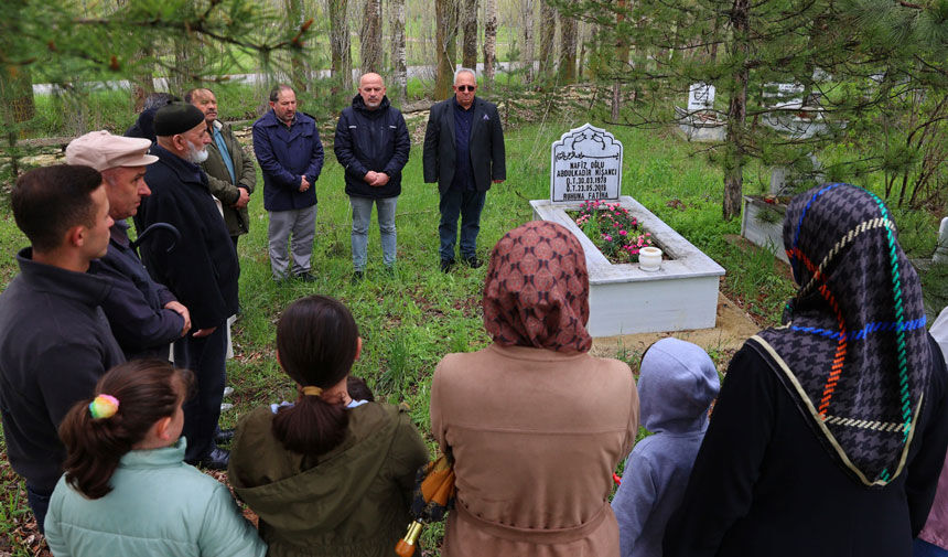 Abdulkadir Nisanciya Vefa Meslektaslari Ve Ailesi Kabri Basindaydi