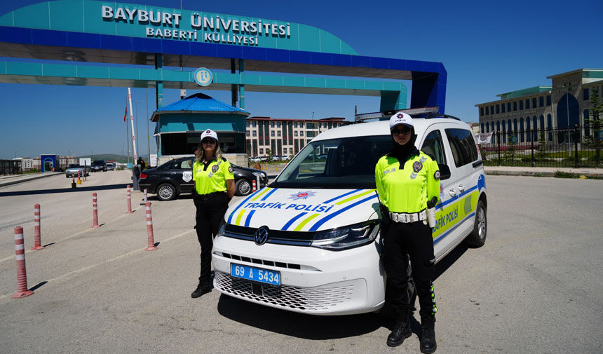 Gozyaslariyla Yardim Istedi Kadin Polisler Sinava 5 Dakika Kala Yetistirdi1