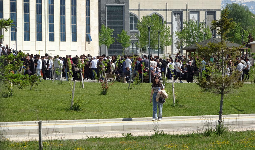 Gozyaslariyla Yardim Istedi Kadin Polisler Sinava 5 Dakika Kala Yetistirdi2