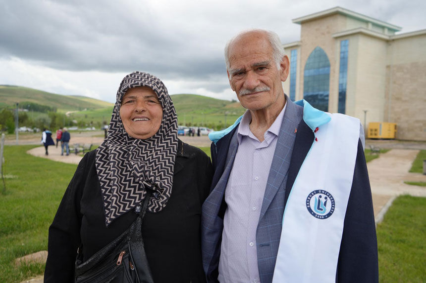 Yerel Tarihciydi Artik Diplomali Tarihci Oldu Veysel Giderin Mezuniyet Gururu1