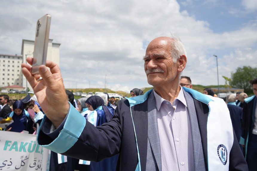 Yerel Tarihciydi Artik Diplomali Tarihci Oldu Veysel Giderin Mezuniyet Gururu2