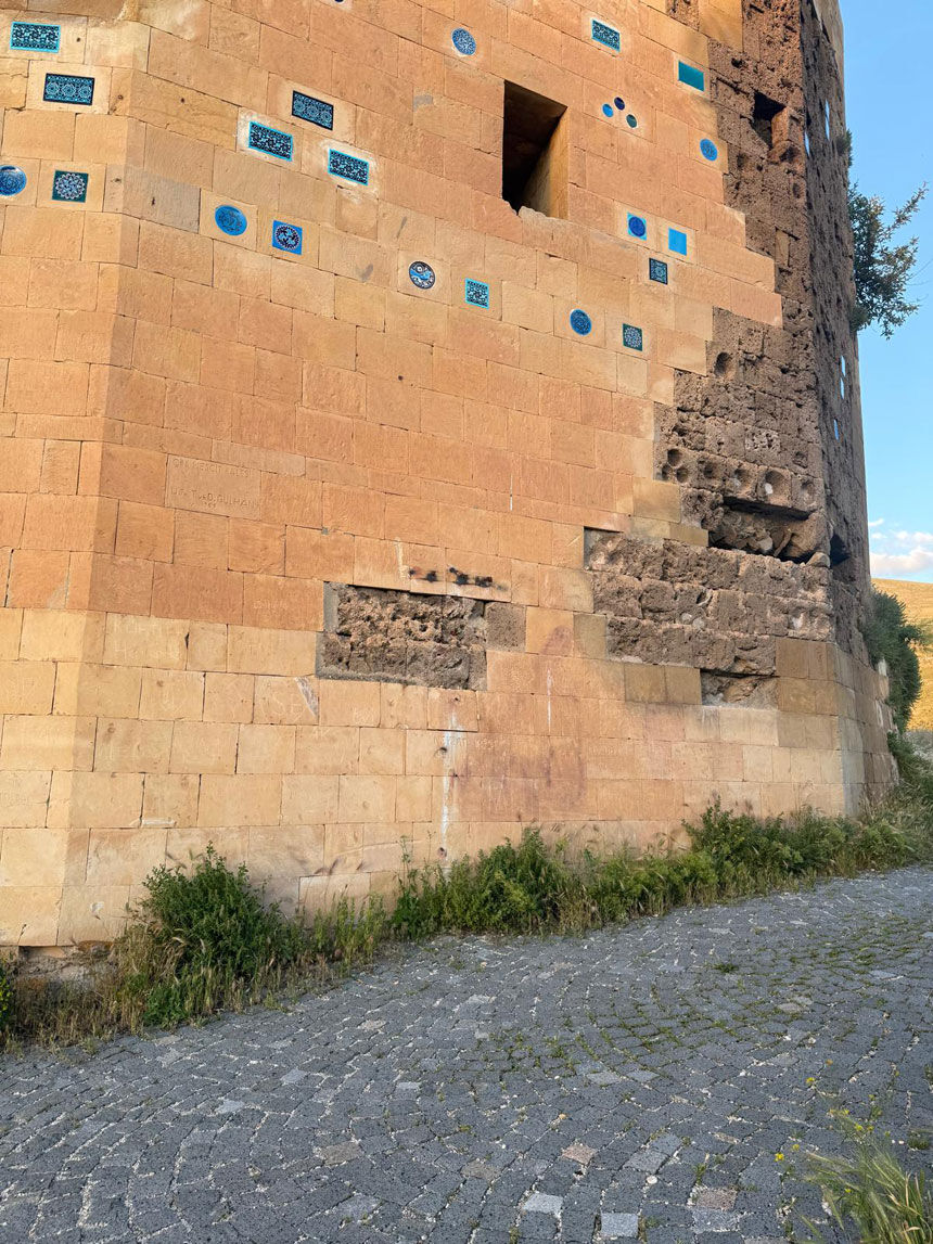 Kent Konseyinden Kritik Uyan Bayburt Kalesinin Duvarlari Alarm Veriyor3