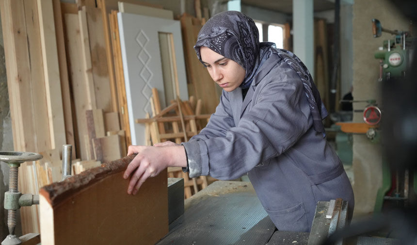 Bayburtta Ezber Bozan Genc Kiz Tabulari Babasinin Marangoz Atolyesinde Yikiyor2
