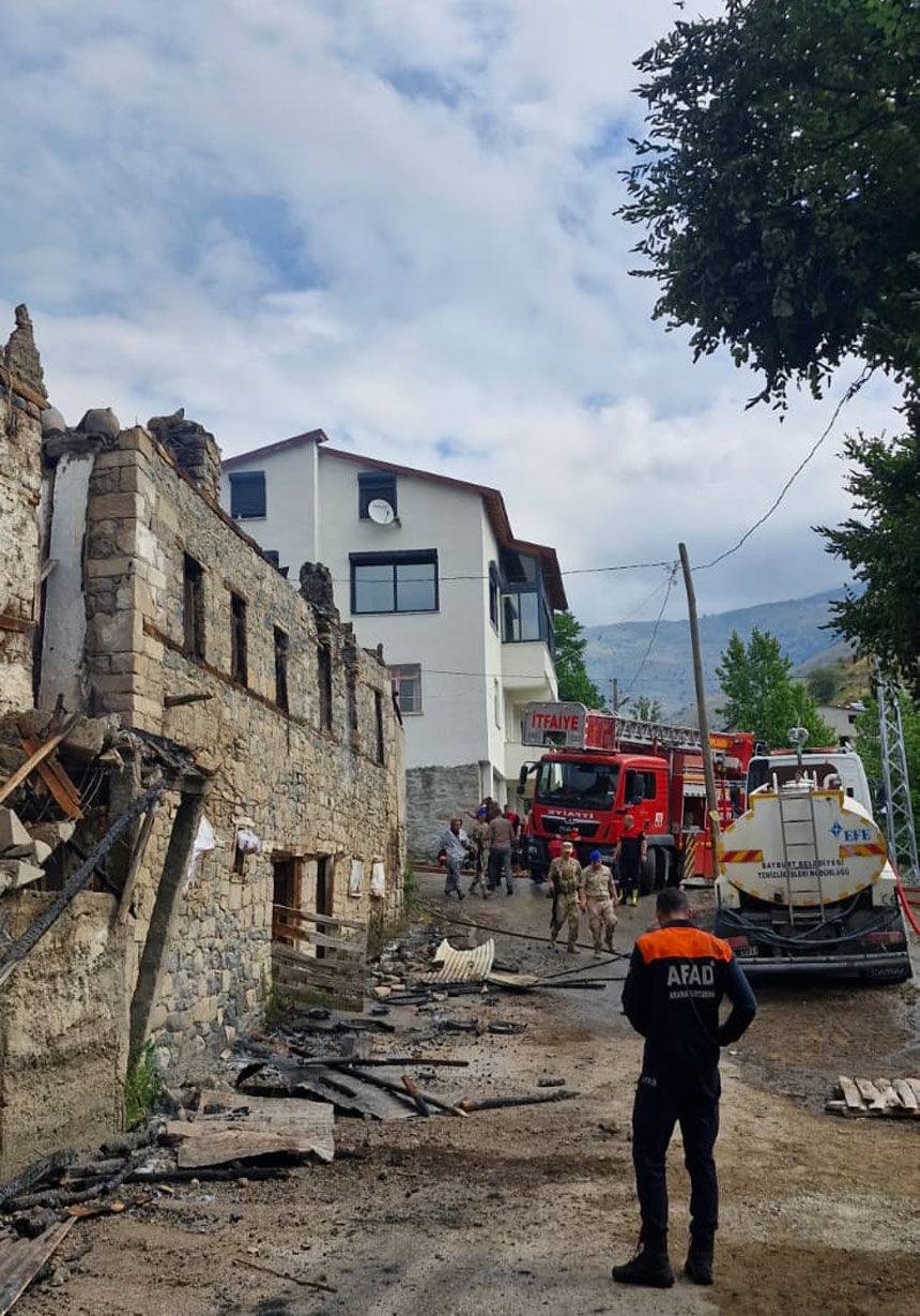 Bayburtta Korkutan Yangin Tandir Atesi 5 Evi Kule Cevirdi3