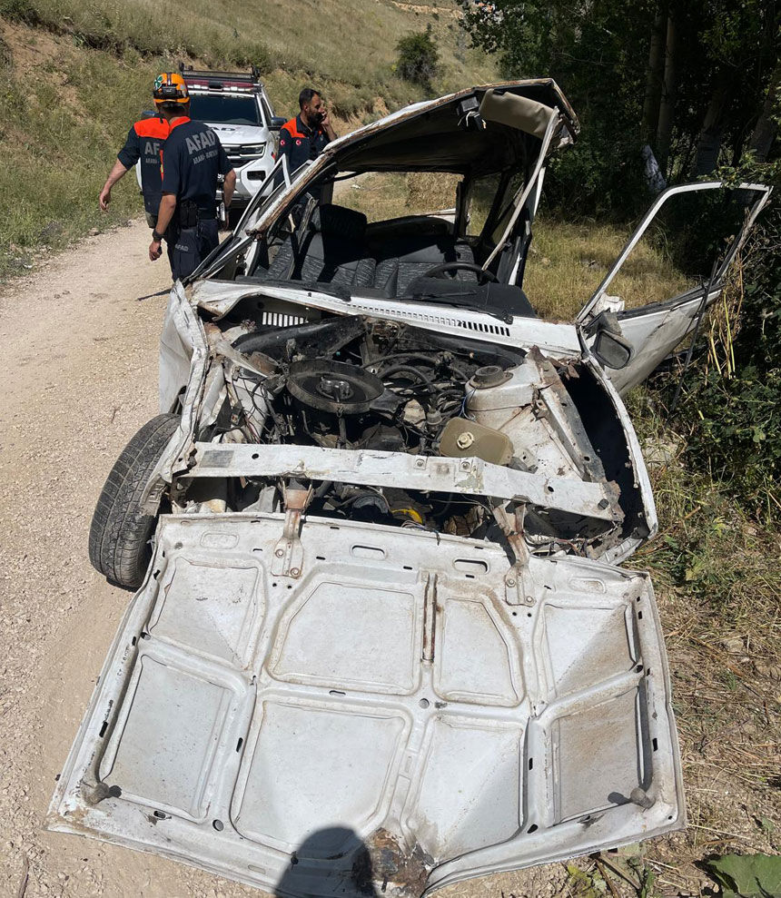 Bayburtta Ucuruma Yuvarlanan Otomobil Hurdaya Dondu Surucu Agir Yarali1