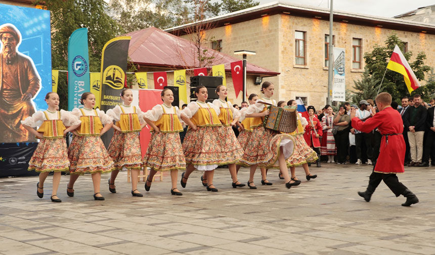 Bayburtta 30 Yil Coskusu Dede Korkut Solenleri Saray Bahcesini Renklendirdi2