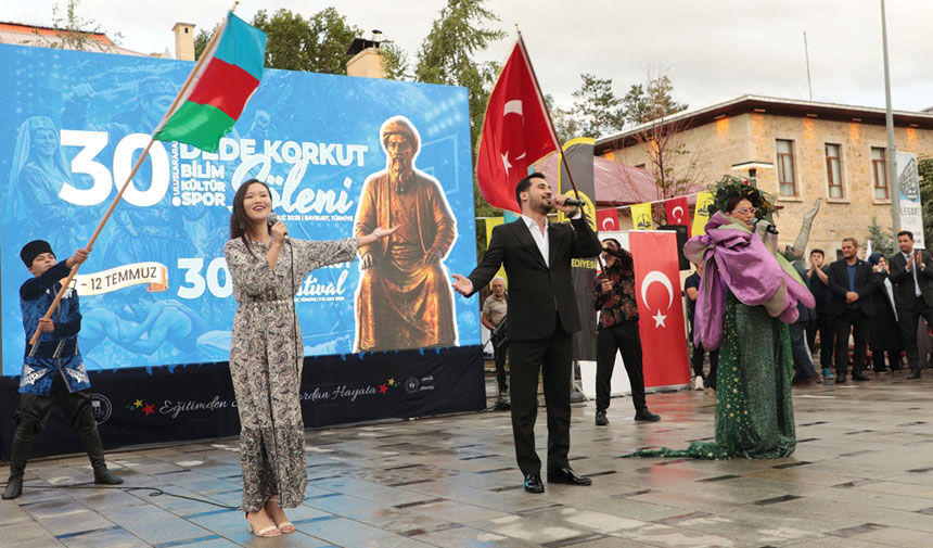 Bayburtta 30 Yil Coskusu Dede Korkut Solenleri Saray Bahcesini Renklendirdi3