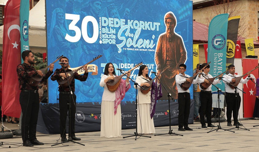 Bayburtta 30 Yil Coskusu Dede Korkut Solenleri Saray Bahcesini Renklendirdi4