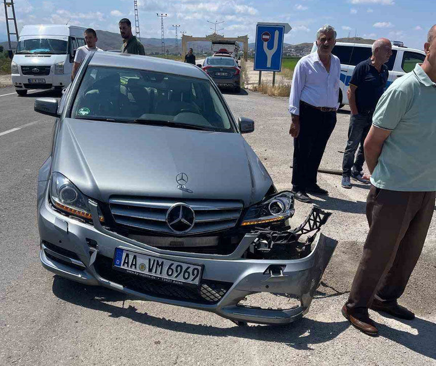 Cenaze Icin Bayburta Geliyorlardi Iki Otomobil Carpisti 5 Yarali1