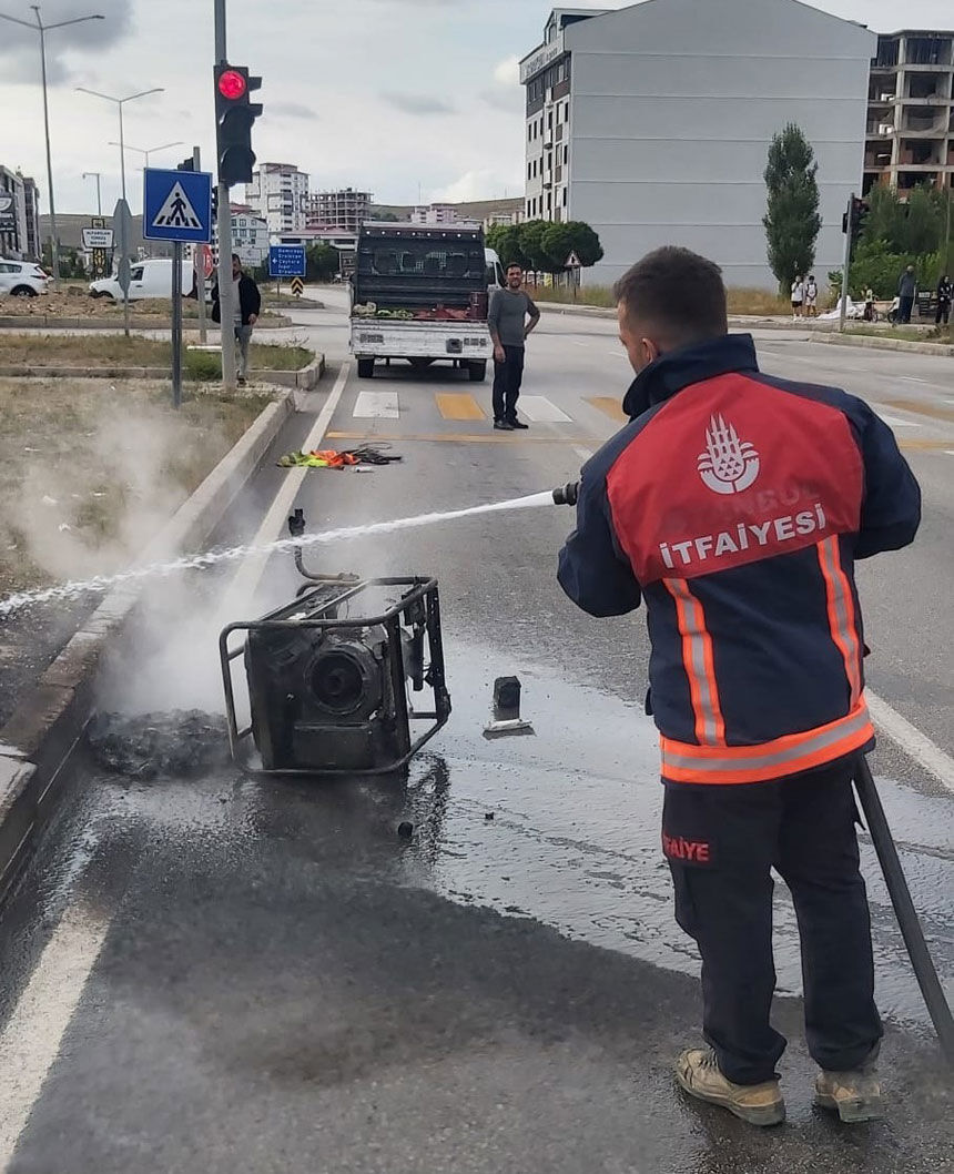 Bayburtta Kamyonet Kasasindaki Jenerator Alev Alev Yandi1