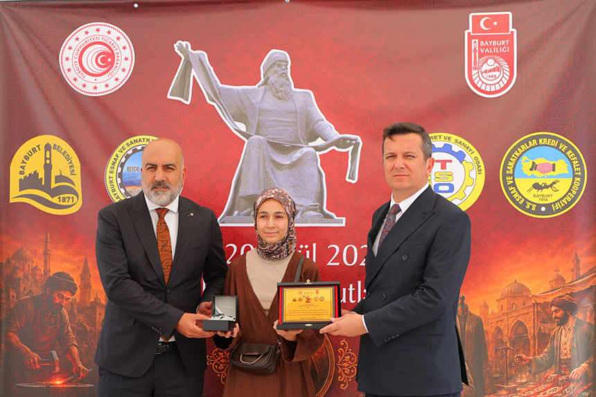 39 Ahilik Haftasi Bayburtta Kutlandi Yilin Ahisi Metin Ozyurta Kaftan Giydirildi4