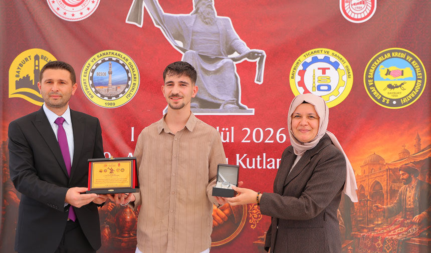 39 Ahilik Haftasi Bayburtta Kutlandi Yilin Ahisi Metin Ozyurta Kaftan Giydirildi5