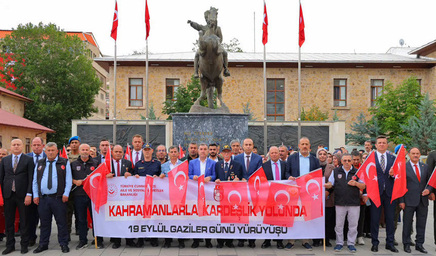 Bayburtta 19 Eylul Gaziler Gunu Etkinlikleri Yuruyusle Basladi2