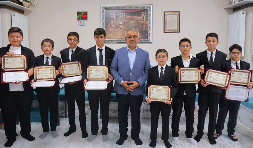 Bayburtta Hafizlik Egitimini Tamamlayan Ogrenciler Belgelerine Kavustu1