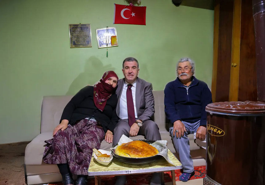 Vali Eldivandan Dunya Yaslilar Gunu Ziyareti1