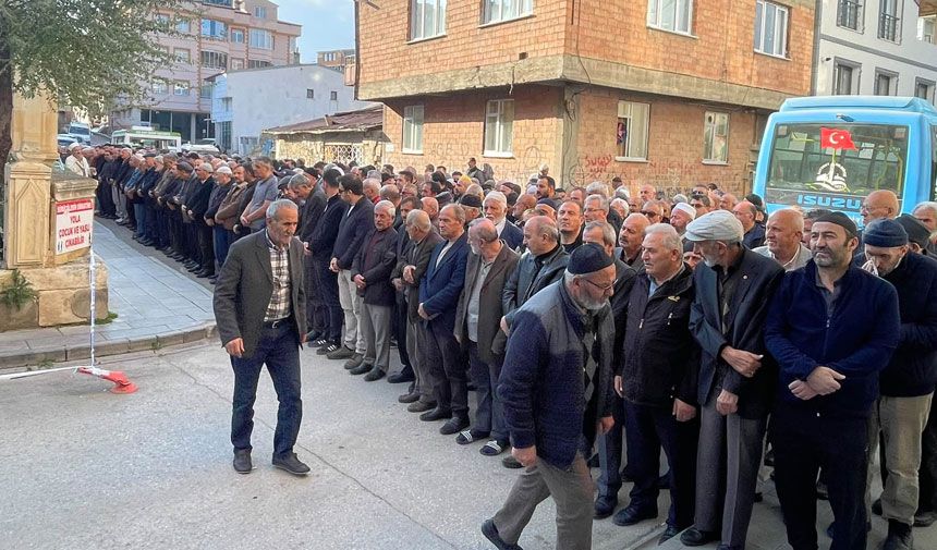 Yusuf Oztuna Sevenlerinin Omuzlarinda Son Yolcuguna Ugurlandi