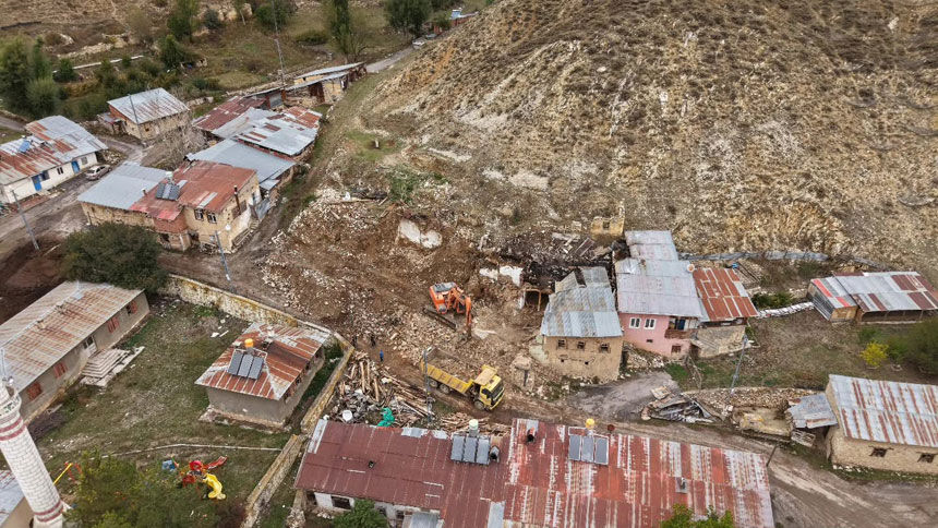 Vali Mustafa Eldivan Yangin Magduru Heybetepe Koyunde1