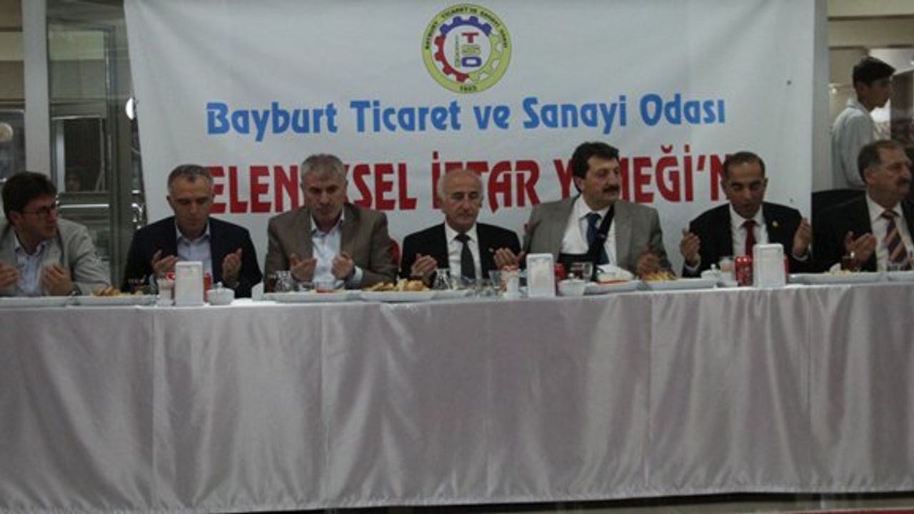 Bayburt protokolü Ticaret Odası'nın iftarında buluştu