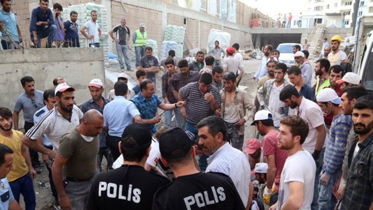 Duvara yazı yazma kavgası: 3 yaralı