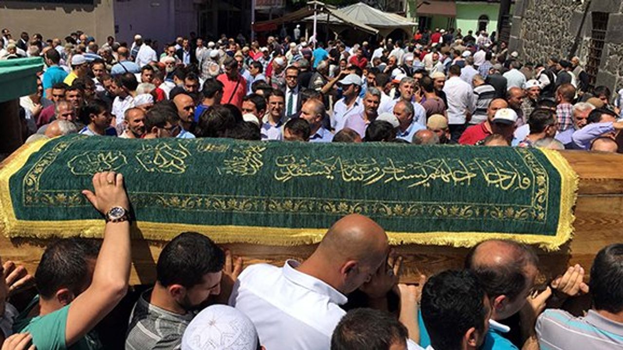 Trabzon'da 8. kattan düşen polis hayatını kaybetti