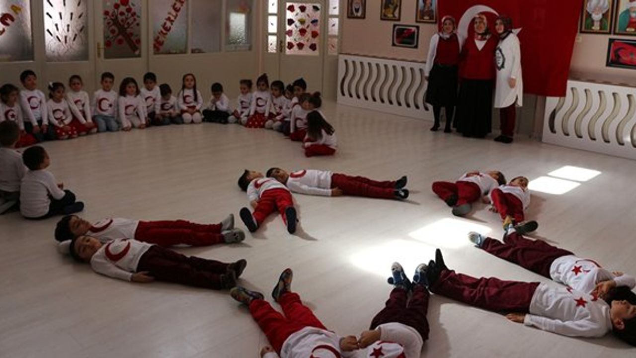 Minik yürekler ay-yıldız için çarptı