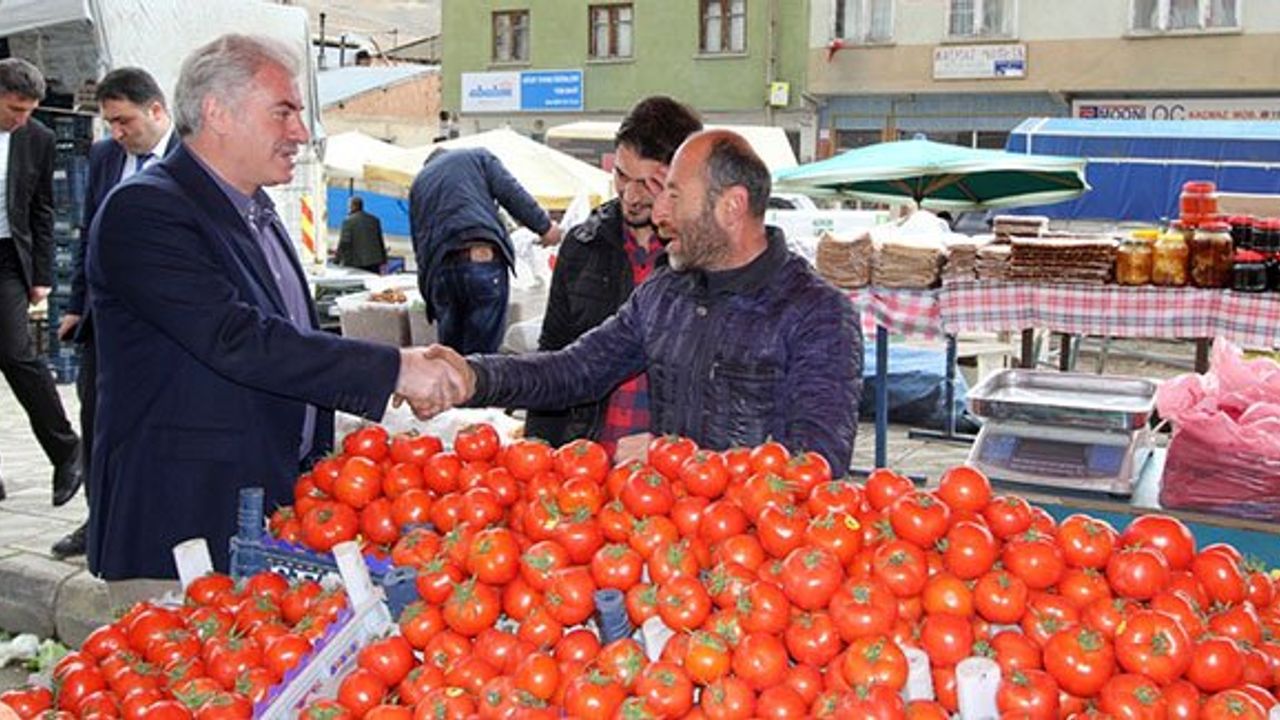 Başkan Memiş'ten pazar esnafına ziyaret