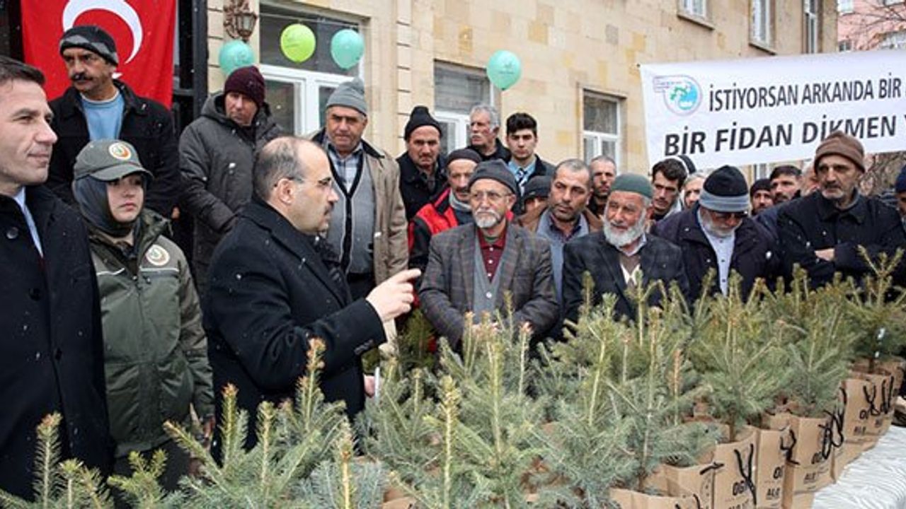 Orman Haftası'nda vatandaşlara fidan dağıtıldı