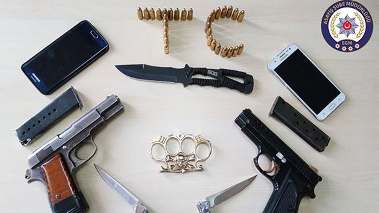 Otomobilden silah, bıçak ve muşta çıktı!