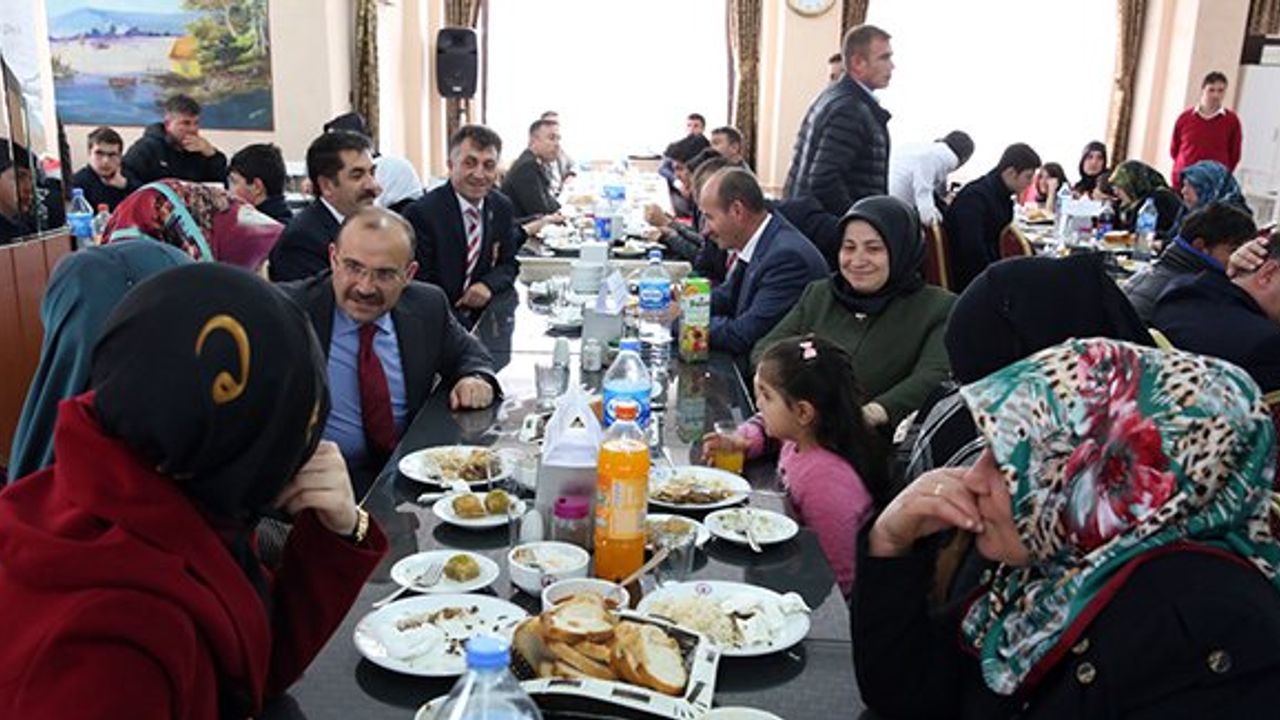 Şehit aileleri ve gaziler onuruna yemek verildi