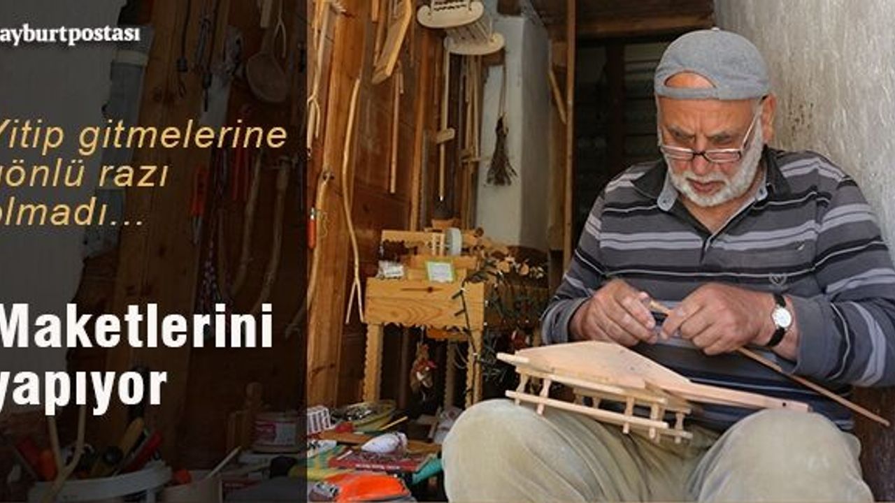 Eski tarım aletlerinin maketini yapıyor