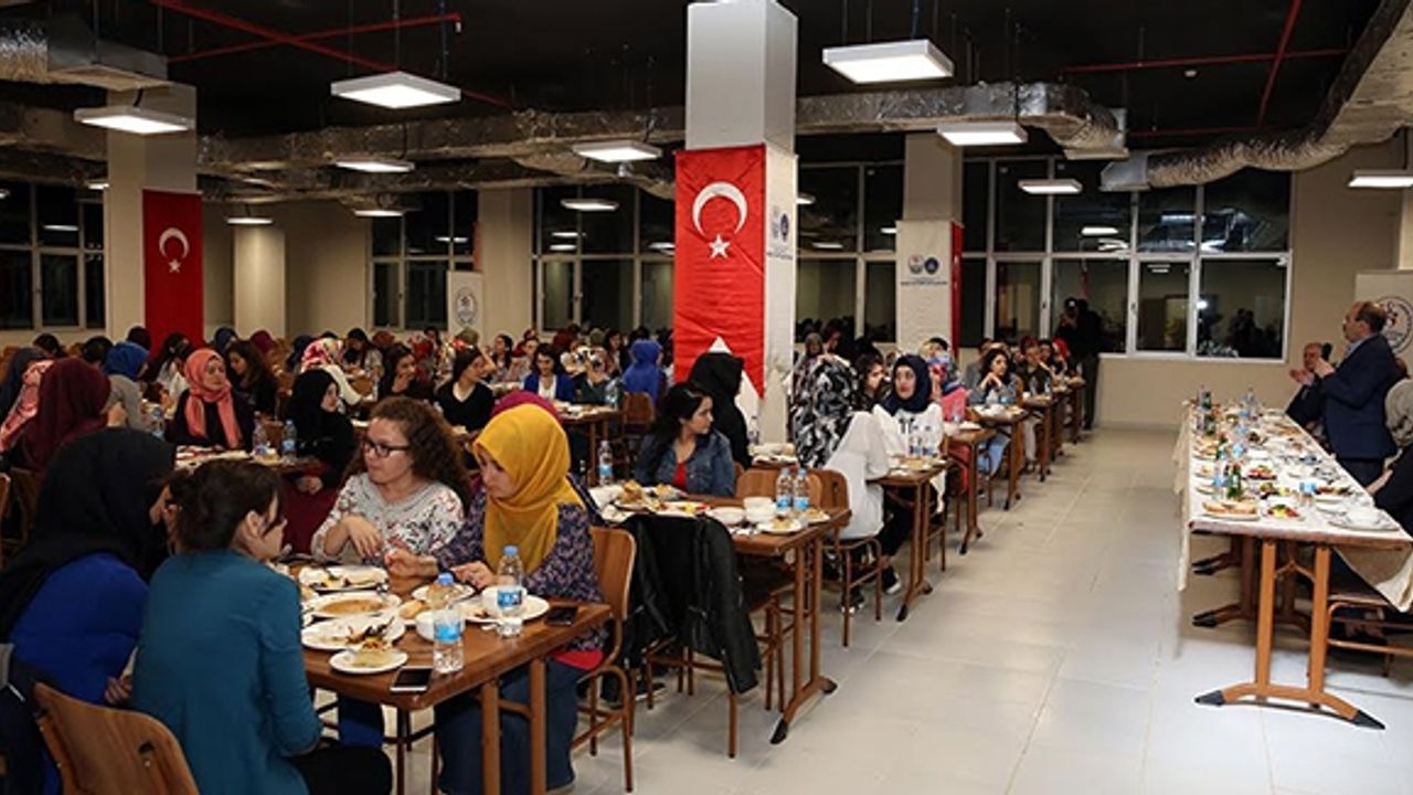 Sultan Fahriye Kız Yurdu'nda iftar