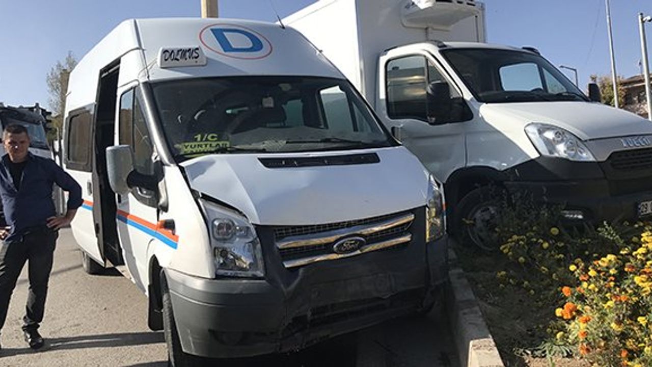 Dolmuş ile kamyonet çarpıştı: 3 yaralı