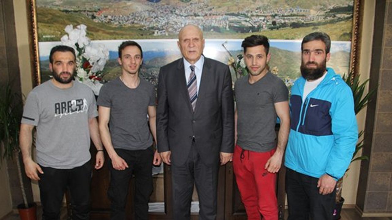 Başkan Pekmezci başarılı sporcuları ödüllendirildi
