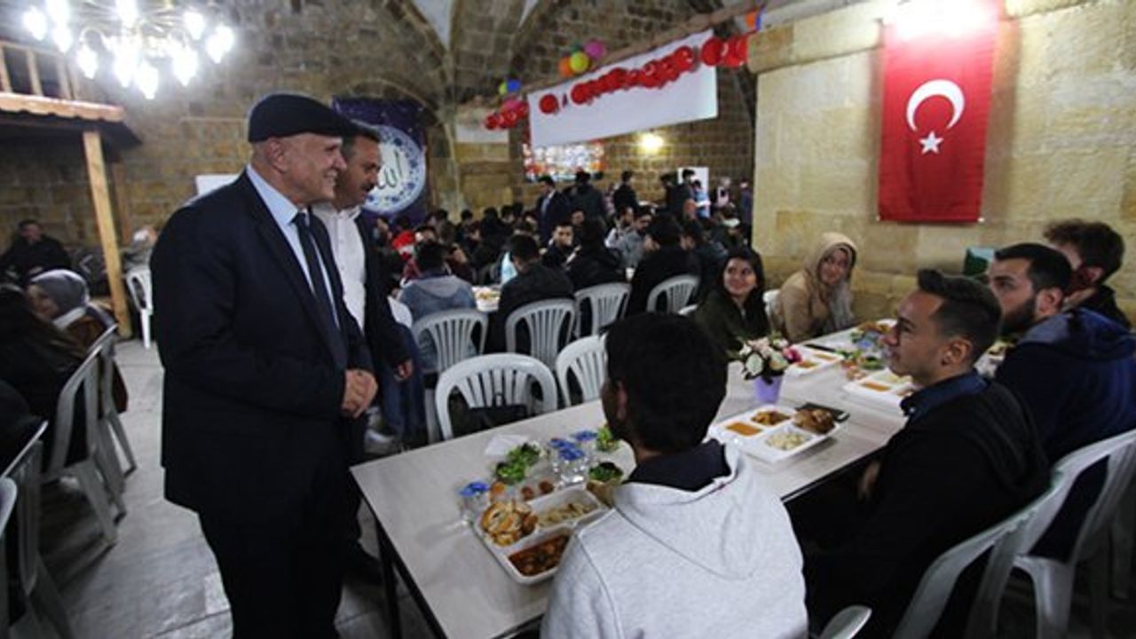 Başkan Pekmezci ilk iftarını Taşhan'da açtı