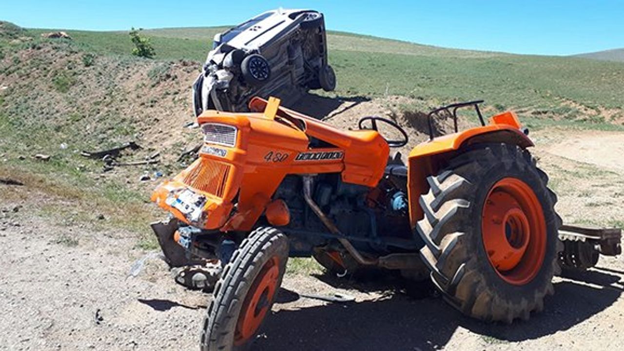 Bayburt'ta traktör ile otomobil çarpıştı: 3 yaralı