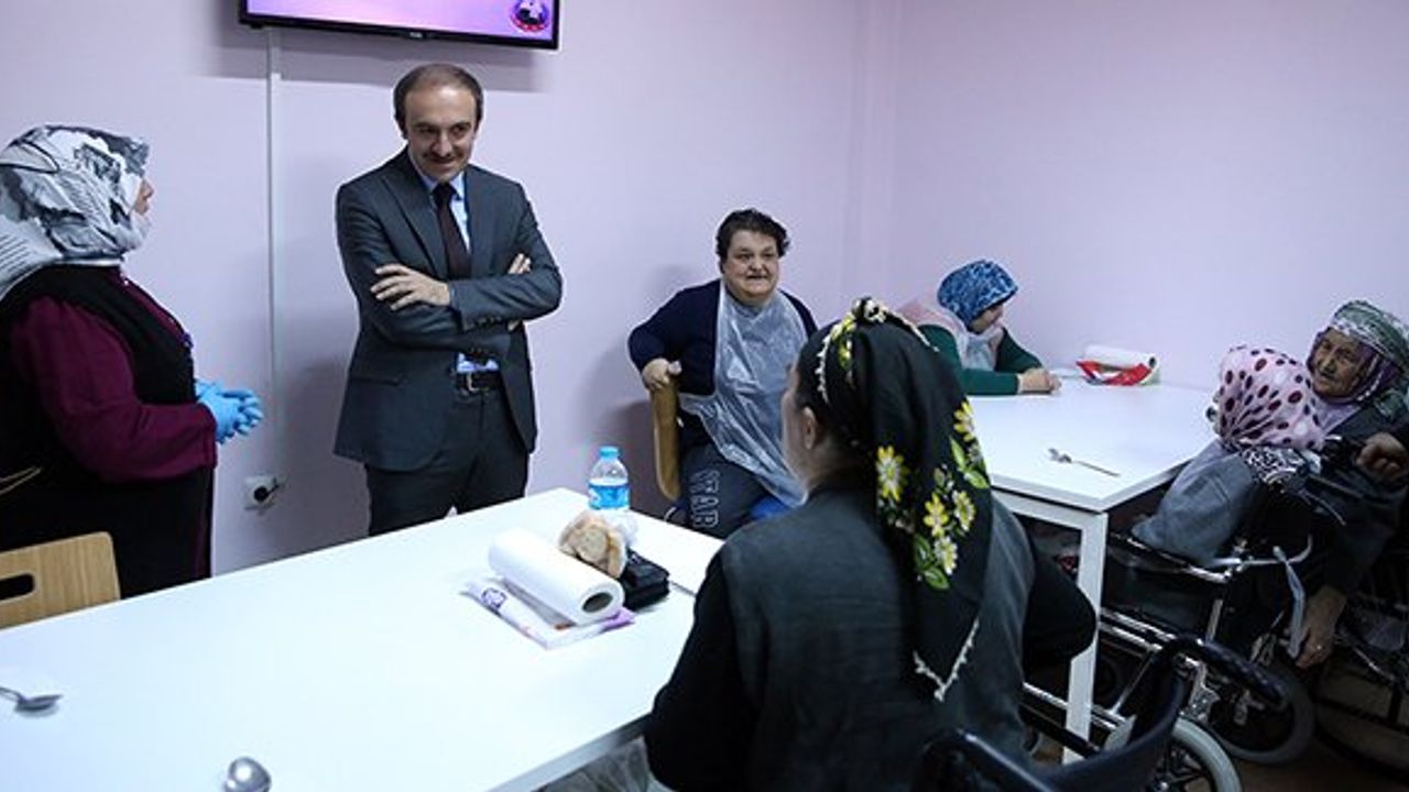 Vali Cüneyt Epcim, Engelsiz Yaşam Merkezini Ziyaret Etti