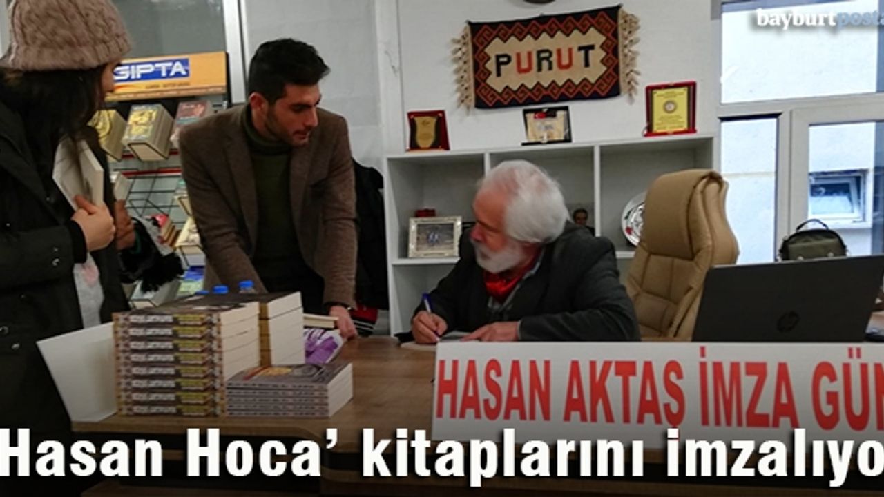 Doç. Dr. Hasan Aktaş, kitaplarını imzalıyor