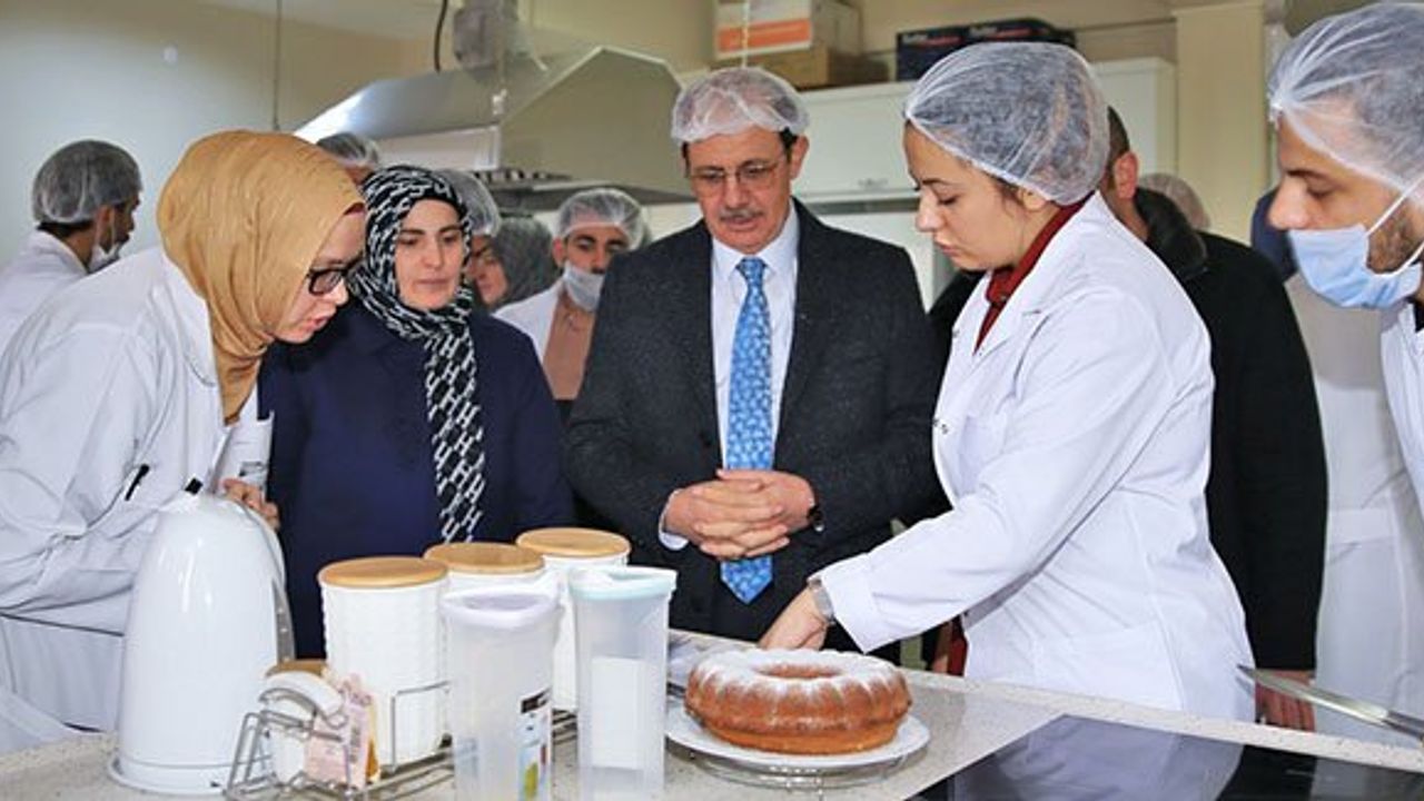 Rektör Coşkun, Beslenme İlkeleri dersi uygulamasına katıldı