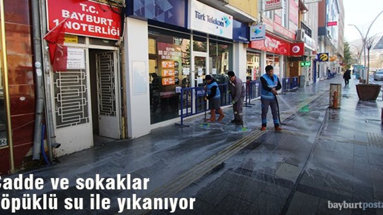 Cadde ve sokaklar köpüklü su ile yıkanıyor