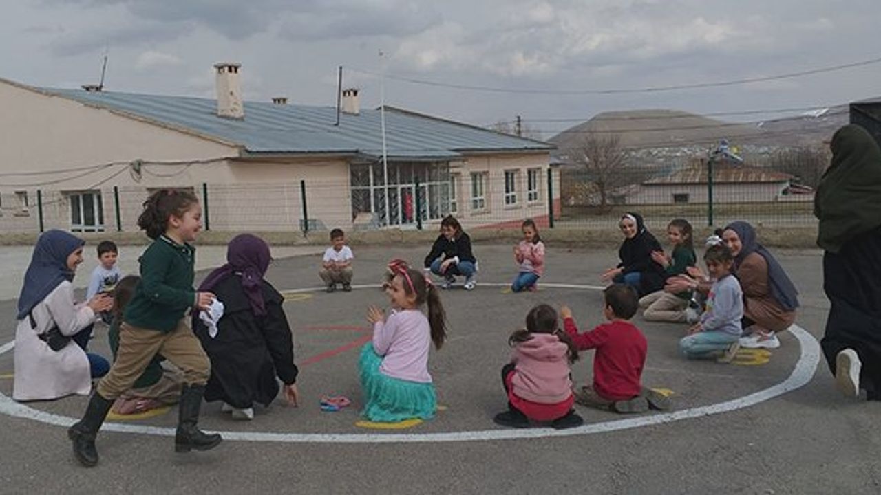 Demirözü Kız Yurdu, geleneksel oyunları yaşatıyor