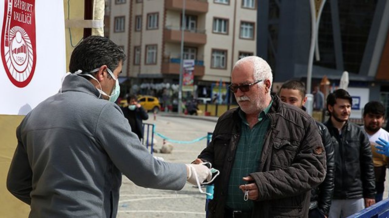 Bayburt'ta 2 Bin Adet Maske Dağıtıldı