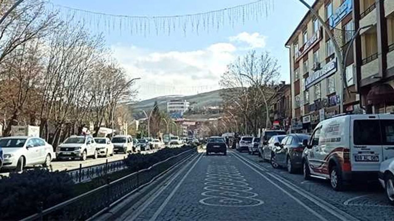 Cumhuriyet Caddesi'ne araç parkı yasak!